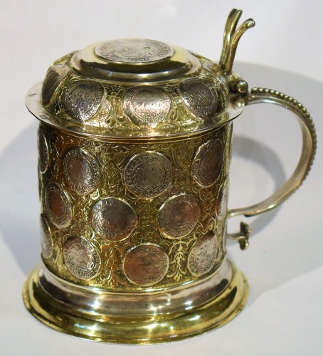 Argenterie et Arts de la table  - Tankard en argent doré, orné de 38 anciennes pièces d'argent